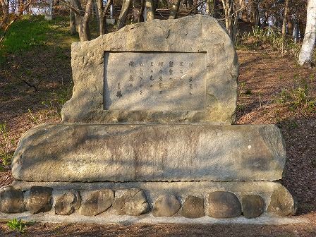三笠山公園 ・ 葛西善蔵文学碑 （平川市碇ヶ関） : くぐる鳥居は