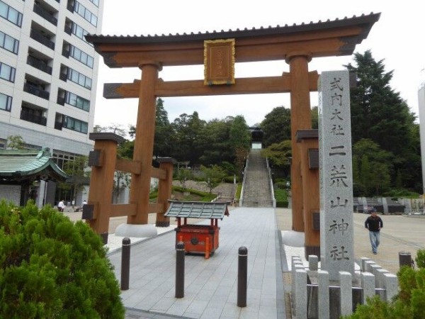 宇都宮二荒山神社 くぐる鳥居は鬼ばかり