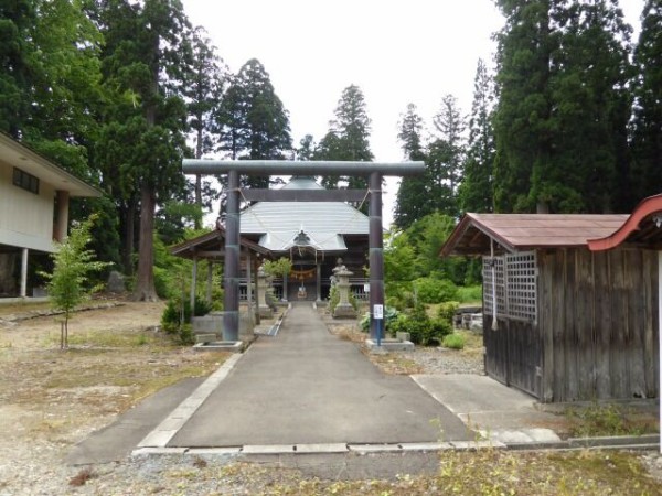 大日神社 （比内町独鈷） : くぐる鳥居は鬼ばかり