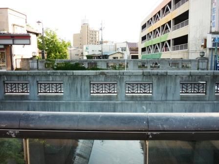 弘前市土手町・蓬莱橋 : くぐる鳥居は鬼ばかり