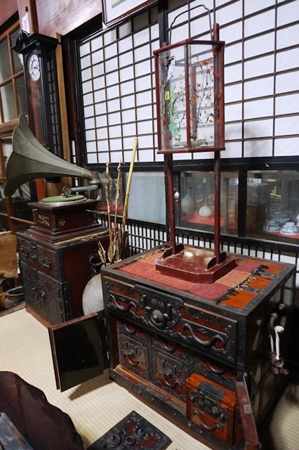 佐渡箪笥】江戸時代に作られた佐渡の伝統工芸、小木衣装箪笥など30棹を