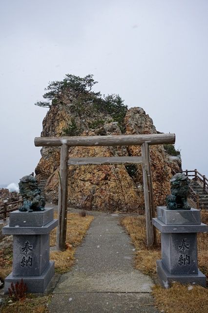 神社仏閣 ジオパーク 潮風含んだ冷たい雪ふる真冬の龍王大明神で岩遊び 佐渡旅 Sadotabi