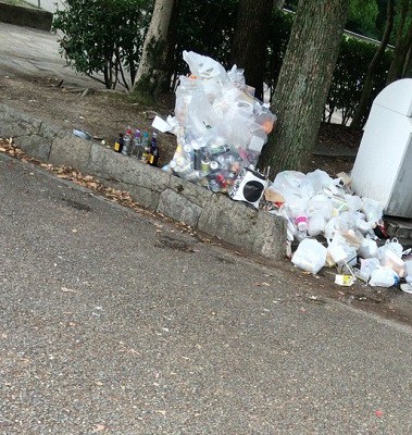 ポケ民度go テレビなどで モンスターボールの形をしてて聖地 とか紹介された公園がゴミの山に 速報 保管庫 Alt