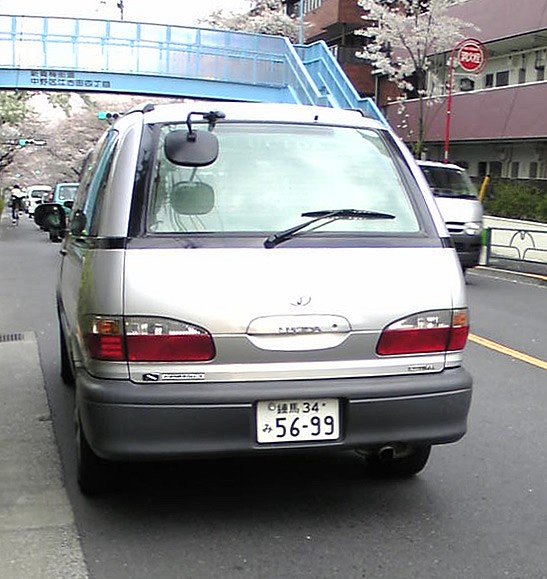 幅寄せするワゴン車 サギノミヤの片すみで何かを呟く