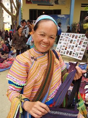バックハーの日曜市に集う 花モン族のカラフル衣装 ベトナム旅行 最高 ブログ