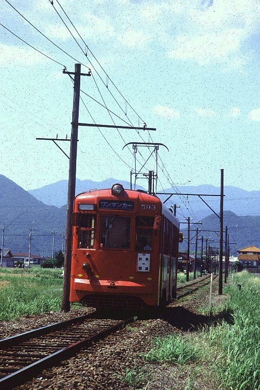 田舎風景を行く路面電車 会員各人の狂動