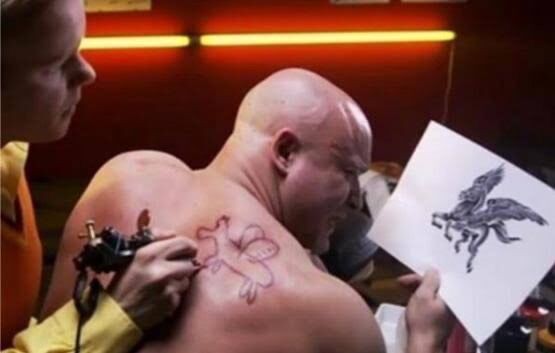 Youtuberてんちむ15歳で初タトゥー 後悔 する時もあるね なんでペンギンの足を背中に 坂道46 Akb48 えッ な情報まとめ