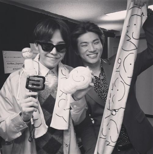 G-DRAGONがD-LITE（テソン）のソロライブに駆け付けツーショット公開