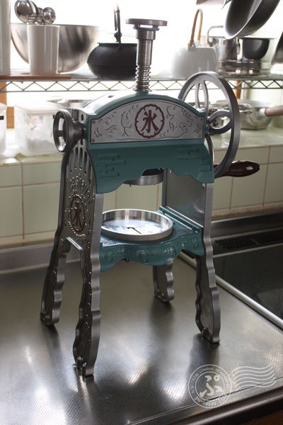 ドウシシャ 本格 かき氷屋さんのふわふわ氷かき器 IS-AL-1500 mqdefault.jpg