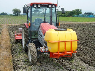 麦・大豆における播種同時除草剤散布機 : 株式会社 サンエー