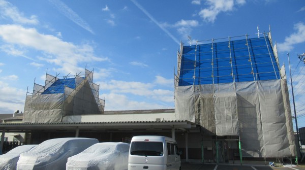 クラブハウスの屋根が鮮やかなブルーへ サンケイスポーツセンター