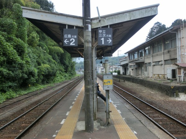 芸備線】 ネコ駅長 「りょうま」 がいる 志和口駅を訪れる （駅舎