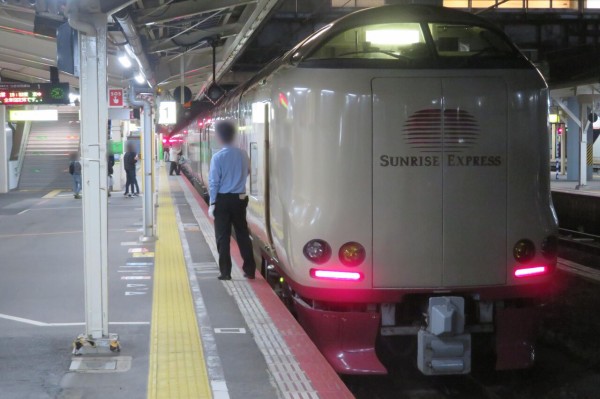 米子駅の発車標、サンライズ出雲 「東京行き」 の表示が変更され
