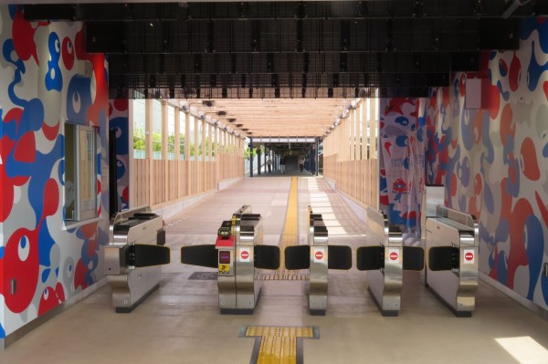 桜島駅で 万博期間限定の臨時改札口＆駅舎を撮る （使用開始後