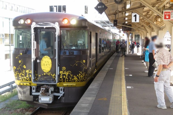 敦賀駅で観光列車 「はなあかり」 城崎温泉行きを撮る （車両＆発車標