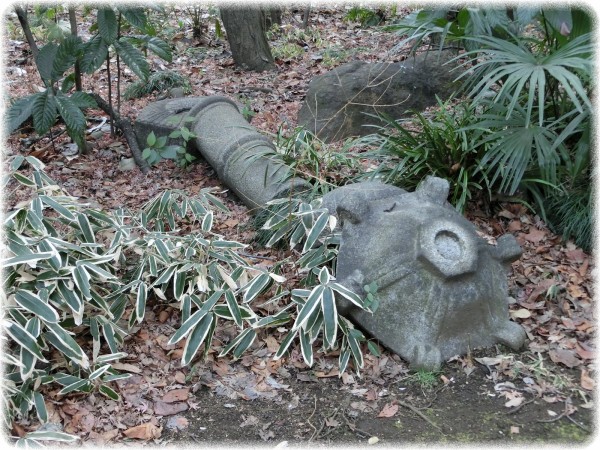 北区西ヶ原 旧渋沢庭園 内にある灯篭いろいろ ｓａｖａ