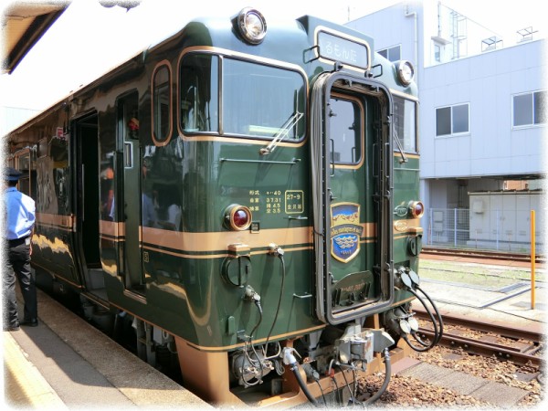 富山県 城端線 氷見線観光列車 ベル モンターニュ エ メール 通称 べるもんた のチケットを急遽取って城端に向かう ｓａｖａ