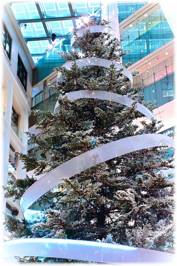 青と銀のクリスマスツリー 本物のモミの木に近い質感 沢山の装飾に