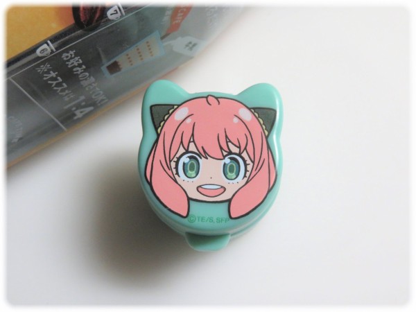 ①SPY×FAMILY アーニャ BOSS ペットボトルキャップ ②狗巻棘バッジ スパイファミリー × サントリー 3月7日より “アーニャキャップ