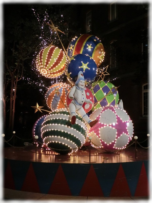 丸の内ブリックスクエアの今年のクリスマスツリーはchristmas Circus エルフの玉乗りツリー がテーマ sava 丸の内ブリックスクエアの今年のクリスマスツリーはchristmas Circus エルフの玉乗りツリー がテーマ sava