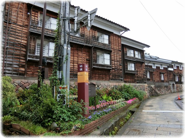 富山県南砺市城端 土蔵群 蔵回廊 がカッコイイ ｓａｖａ