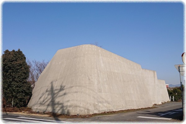 Cox コックス コンクリートの建物が異彩を放つ人気のカフェ