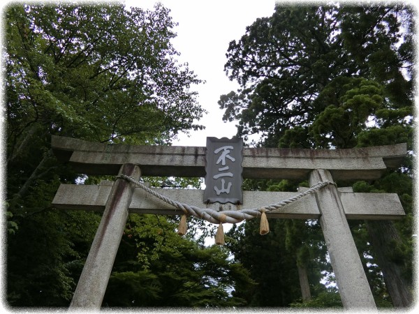 静岡県御殿場市 東口本宮冨士浅間神社 の狛犬が独特で面白い ｓａｖａ