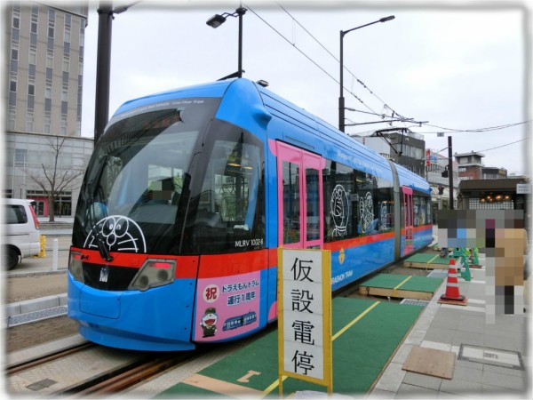 富山県高岡市を走る路面電車 万葉線の ドラえもんトラム がごっつい可愛い ｓａｖａ