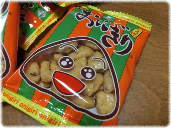 おにぎりせんべい」の“ミニおにぎり”を見つけてテンション上がりまくり