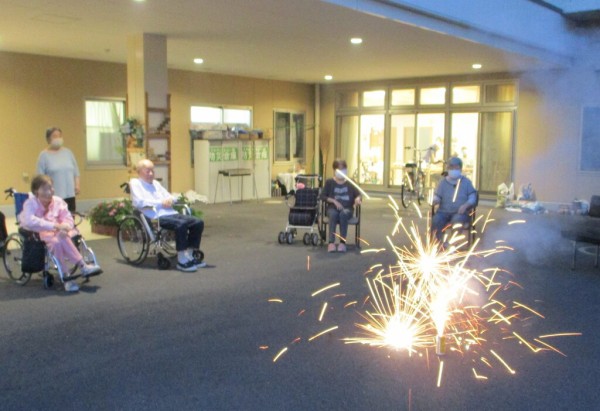 お庭で花火 さわやかあおい館 さわやかダイアリー