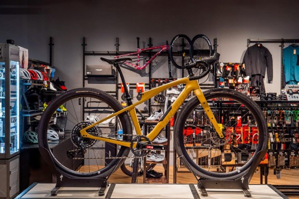 値下げします　Specialized ロードバイク ブラック/イエロー　東京都。 値下げします Specialized ロードバイク ブラック/イエロー 東京