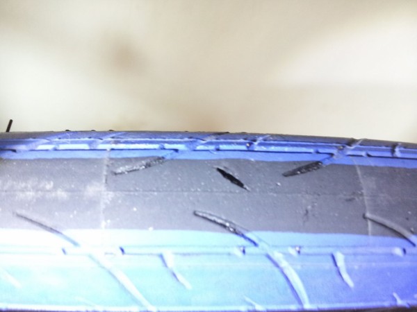 クロスバイクのタイヤ亀裂を修理 その１ 自然の中にruntofun