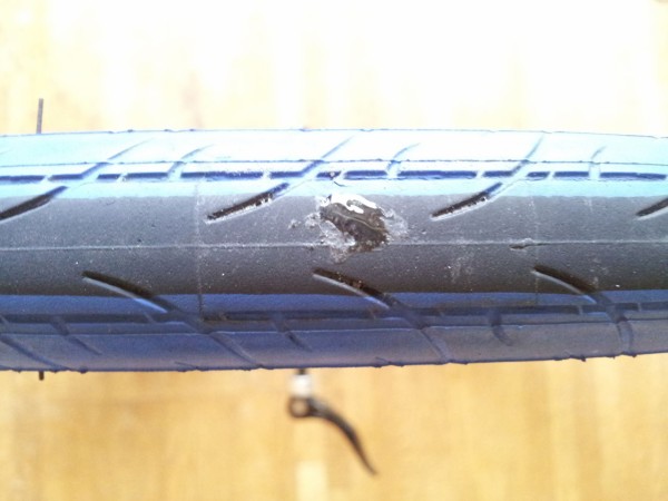 クロスバイクのタイヤ亀裂を修理 その2 自然の中にruntofun