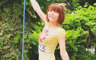 豊崎愛生 ピチピチの服を着て笑顔で水撒き 声優メモ帳