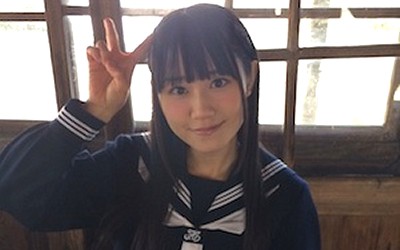 小倉唯 高校卒業記念写真集 Yui Memory よりセーラー服姿のオフショットが公開 声優メモ帳