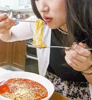 韓国人 箸のマナーは日本から来たのですか 朝鮮時代の庶民は箸よりもスプーンを重視し 日本の誤った箸のマナーで大勢の韓国人を苦しめた 韓国の反応 世界の憂鬱 海外 韓国の反応