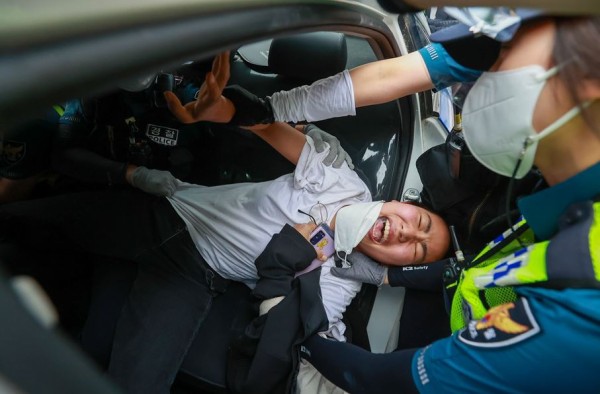 画像多数 韓国人女子大生が発狂 反日パフォーマンス をした女子大学生が次々に警察に連行されてしまう 韓国の反応 世界の憂鬱 海外 韓国の反応