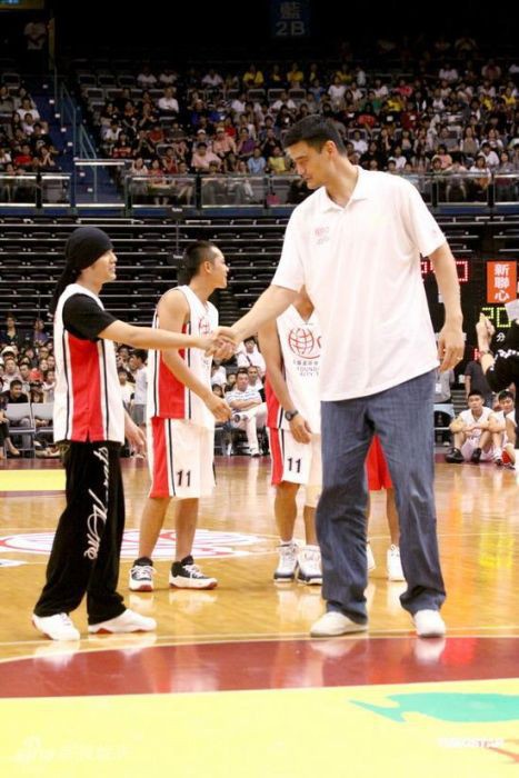 身長229cm ロシア人 世界一長身のバスケット プレイヤー ヤオミン のデカさが分かる画像集をご覧下さい 画像 世界の憂鬱 海外 韓国の反応
