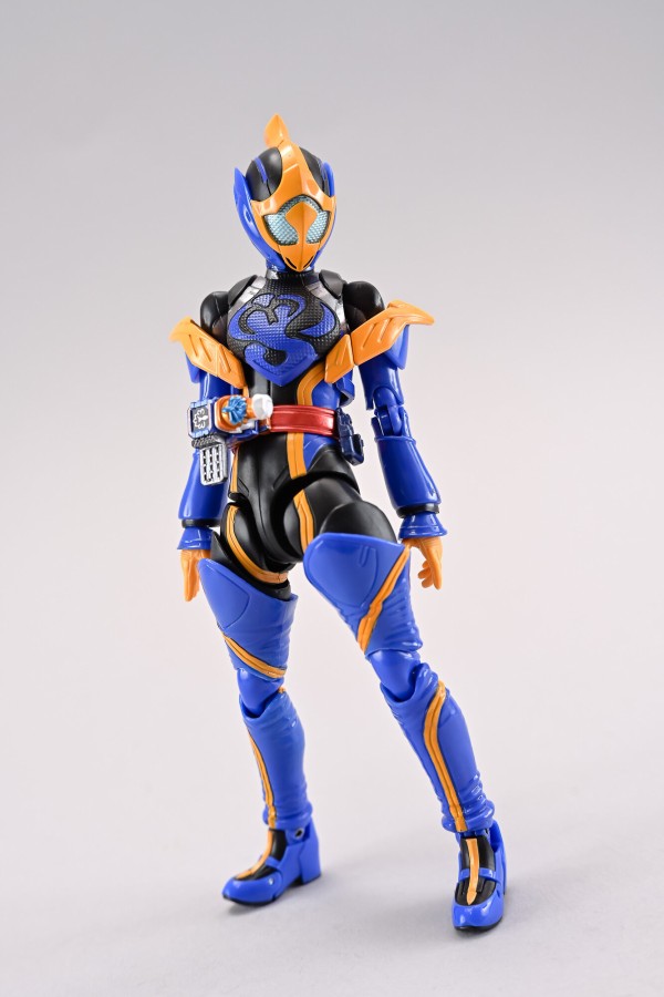 S.H. フィギュアーツ　仮面ライダージャンヌ　コブラゲノム&ラブコフクジャク Amazon.co.jp: 【フィギュア】 S.H.フィギュアーツ 仮面ライダー