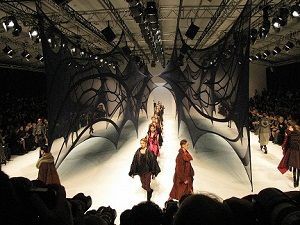 2011年春夏パリコレクションメーン会場が変わる : センイ