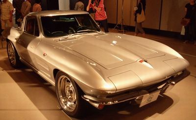 世田谷ベースでは珍しくオリジナル風コルベット 世田谷ベースの車たち