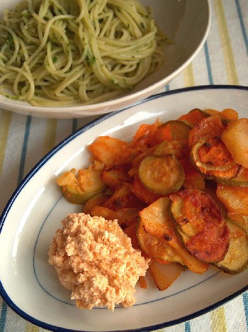 コパニスティチーズ添えブリアムと ルッコラペストのパスタ ギリシャのごはん