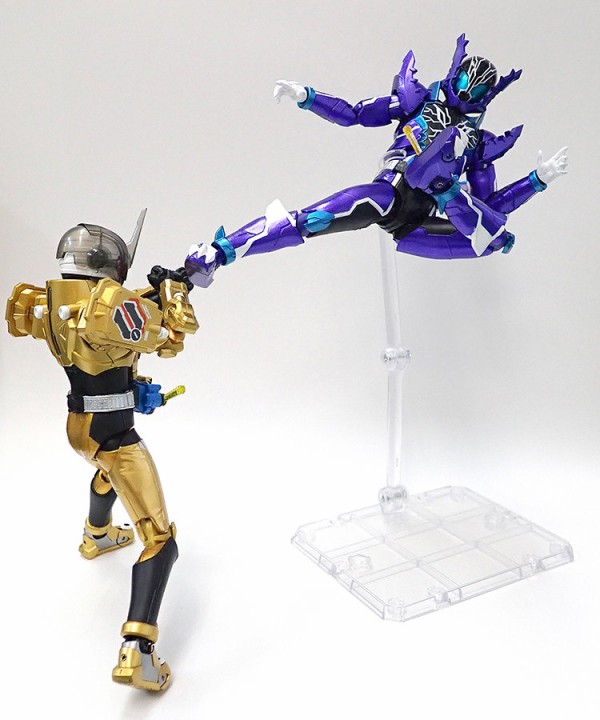 S.H.Figuarts仮面ライダーローグ　　　仮面ライダービルド Amazon.co.jp: バンダイ S.H.Figuarts 仮面ライダービルド 仮面