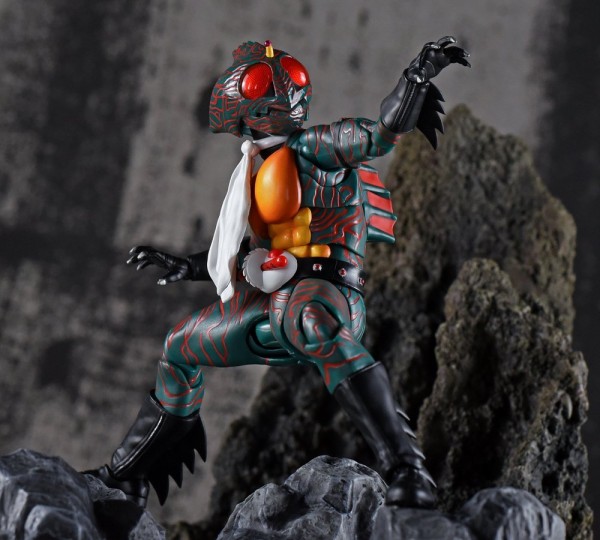 真骨彫製法　仮面ライダーアマゾン Amazon.co.jp: TAMASHII NATIONS S.H.フィギュアーツ 仮面