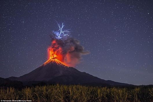 火山の噴火写真集から : ひかたま（光の魂たち）
