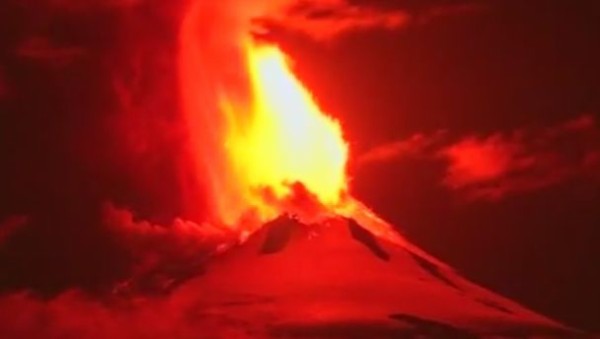 大噴火 チリのビジャリカ火山で大規模な噴火が発生 周辺の住民３０００人以上が緊急避難 山全体が真っ赤なマグマに包まれる 真実を探すブログ