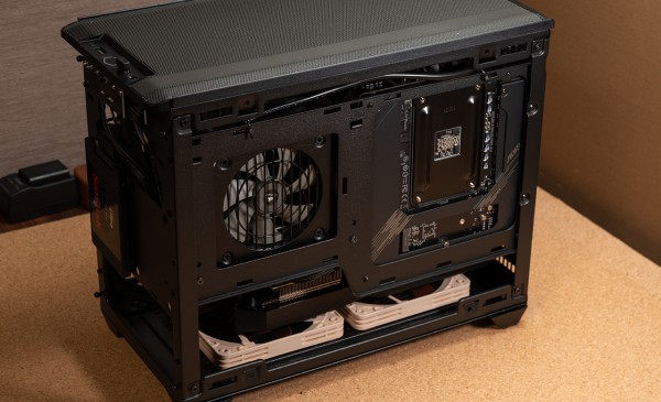 風魔弐がCooler Master NR200にギリギリ入る！というかちょっとハミ