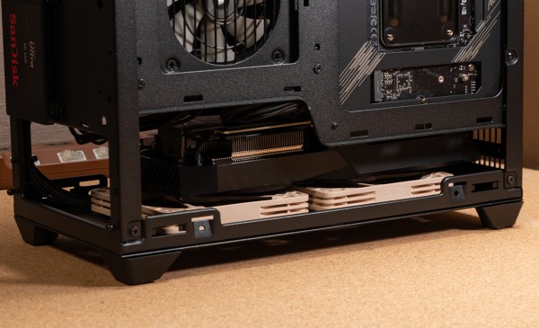 風魔弐がCooler Master NR200にギリギリ入る！というかちょっとハミ