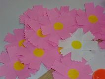 ９月の壁面飾り用のコスモスの花びらと楽しい納涼祭に参加して 長府ケアハウスデイサービスセンター さわやか 日記