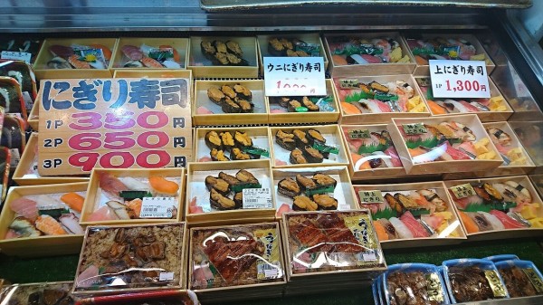 コスパ 高知のひろめ市場のテイクアウトご飯 カツオ飯 唐揚げ ホットドッグなど 持ち帰り オススメ 猪丸の釣りとグルメと